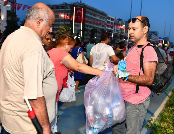 İzmir'de Muharrem İnce mitingi sonrası gençler çöpleri böyle topladı - Resim: 9