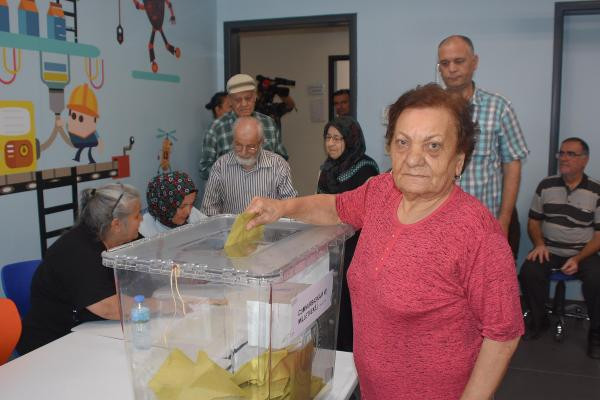 İzmir'den seçim manzaraları: Sandık başına koştular - Resim: 3
