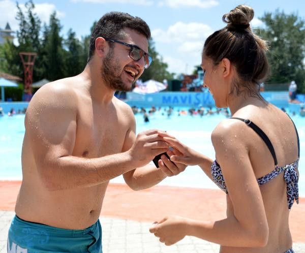 Komiser yardımcısı Ümmü Atılgan'a su parkında sürpriz evlenme teklifi - Resim: 4