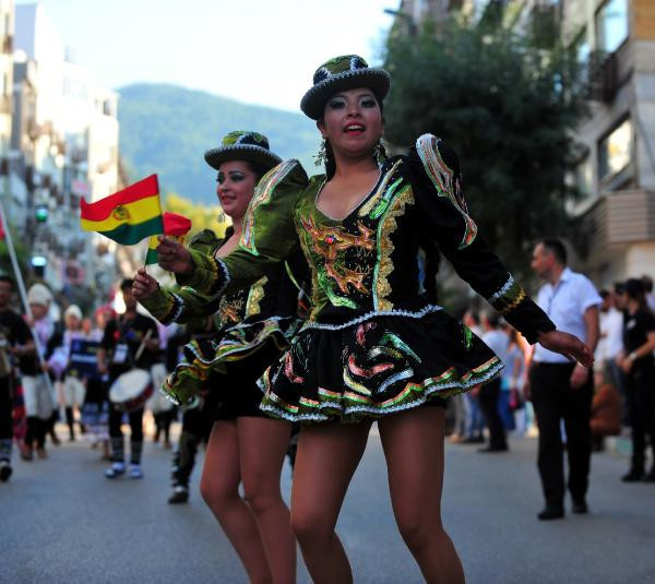 Güzel dansçı kızların gösterisi Bursa’yı salladı - Resim: 2