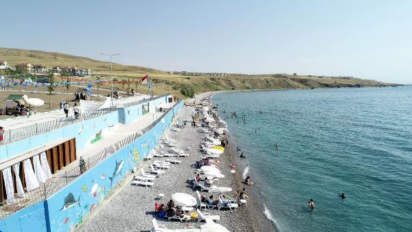 Van Gölü'nün mavi bayraklı Mollakasım Halk Plajı'na tatilci akını - Resim: 1