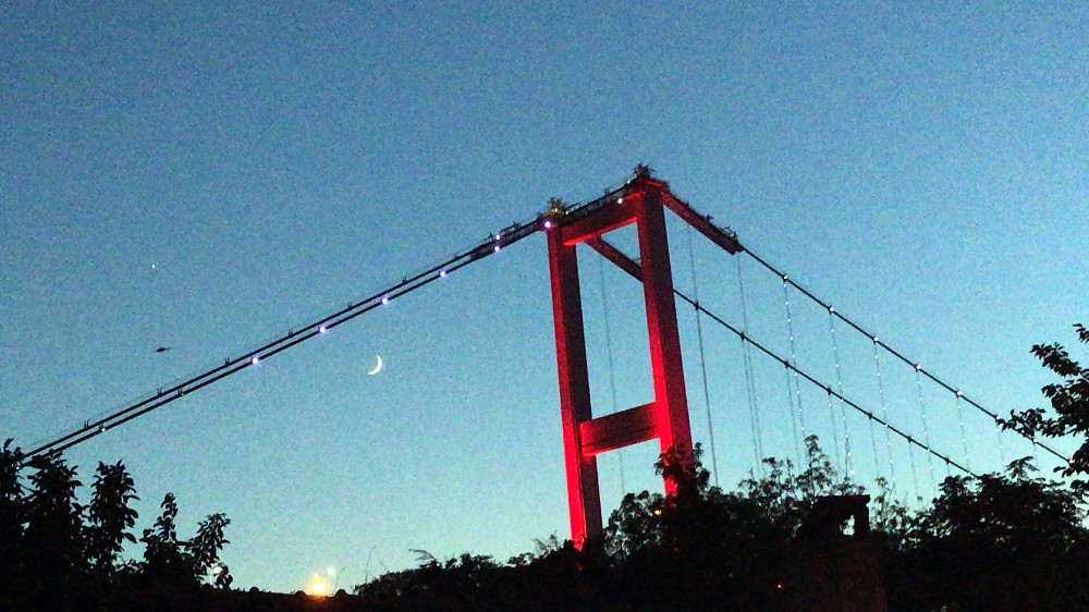 İstanbul'da 15 Temmuz gecesi duygulandıran ay yıldız görüntüsü - Resim: 2