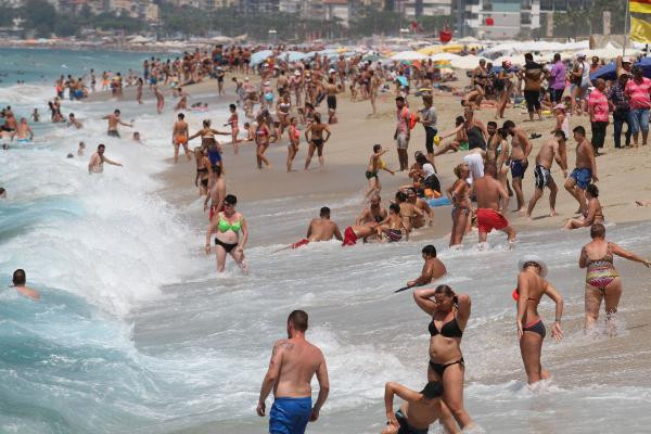 Alanya'da tatilciler plajlara akın etti - Resim: 4