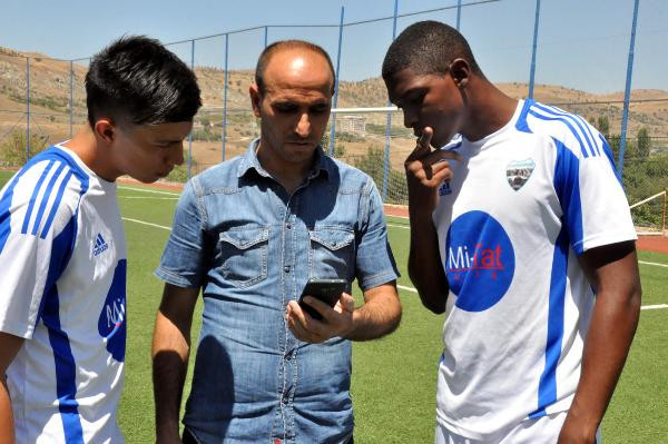 Diyarbakır'a gelen Kolombiyalı futbolcular çeviri programıyla anlaşıyor - Resim: 1