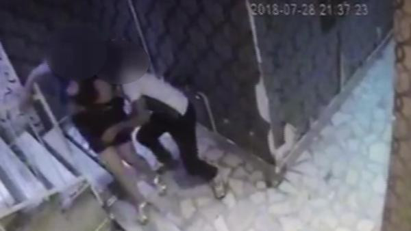 Türkü barın adresini sordu tacize uğradı: Genç kadına taciz anı kamerada - Resim: 1