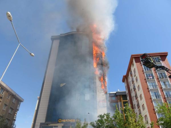 Son dakika: Ataşehir'de lüks plazada korkutan yangın - Resim: 1