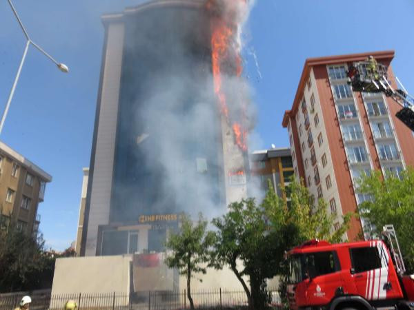 Son dakika: Ataşehir'de lüks plazada korkutan yangın - Resim: 2