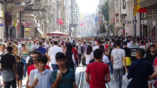 Son dakika: Taksim'de adım atacak yer kalmadı - Resim: 4