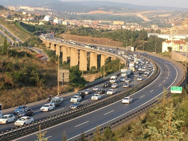 Son dakika: Dönüyorlar! Kocaeli İstanbul yolunda 40 kilometrelik araç kuyruğu var - Resim: 1