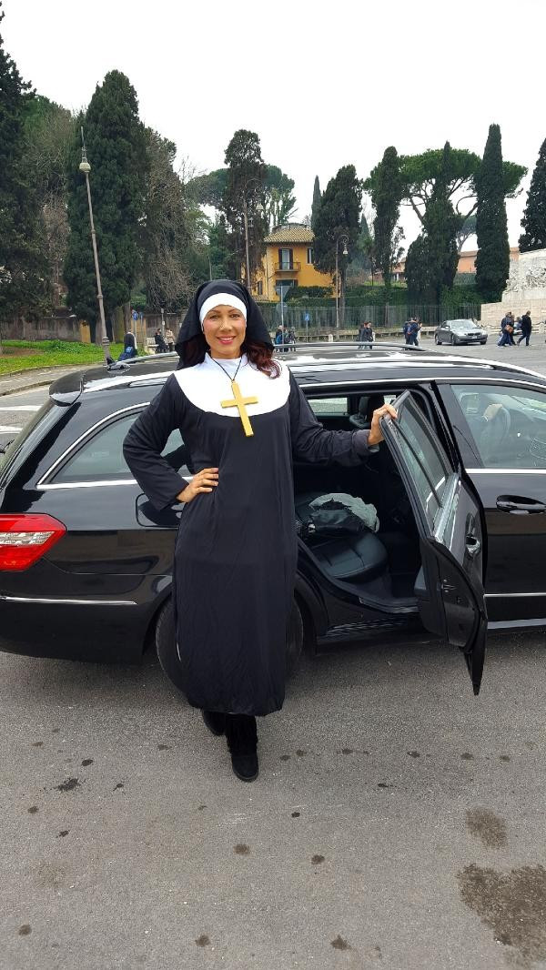 Rahibe kıyafeti giyen Türk travesti, İtalya’da Aile Günü mitingine alınmadı - Resim: 1