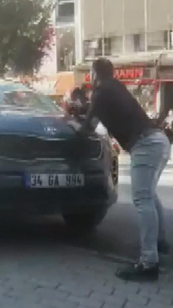 Bakırköy'de dehşet! Arabasını tartıştığı kişilerin üzerine böyle sürdü - Resim: 1