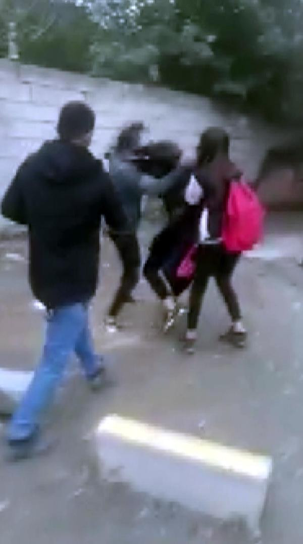 Liseli kızlar tekme tokat kavga etti, kimse ayıramadı - Resim: 1