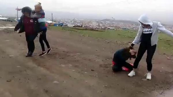 İki genç kızı dağa kaldırıp işkence yaptılar: Şok video - Resim: 1