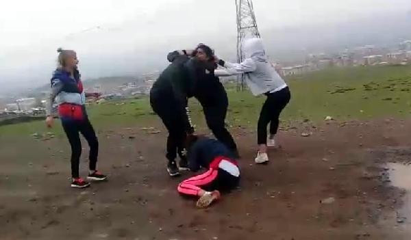 İki genç kızı dağa kaldırıp işkence yaptılar: Şok video - Resim: 2