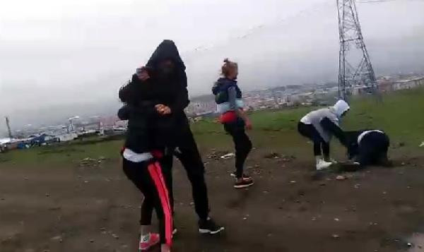 İki genç kızı dağa kaldırıp işkence yaptılar: Şok video - Resim: 3