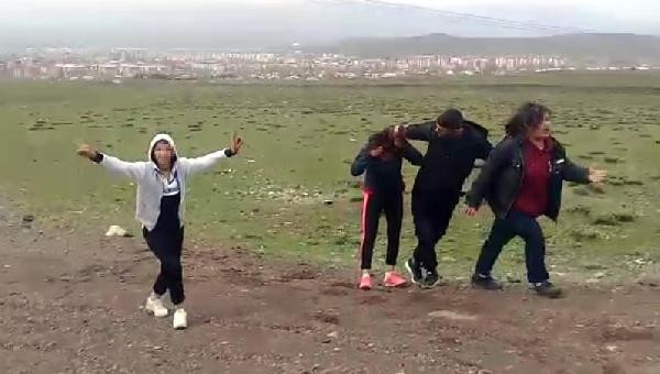 İki genç kızı dağa kaldırıp işkence yaptılar: Şok video - Resim: 4