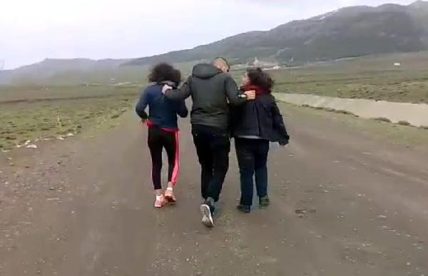 İki genç kızı dağa kaldırıp işkence yaptılar: Şok video - Resim: 6