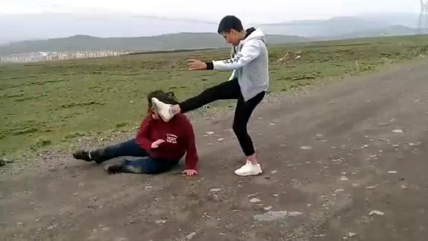İki genç kızı dağa kaldırıp işkence yaptılar: Şok video - Resim: 7
