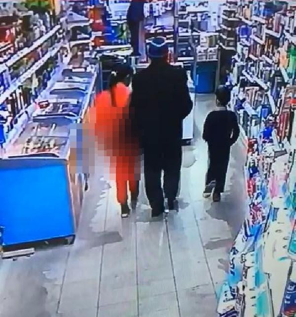 65 yaşındaki sapık markette 10 yaşındaki kız çocuğunu taciz etti, kameradan yakalandı - Resim: 1