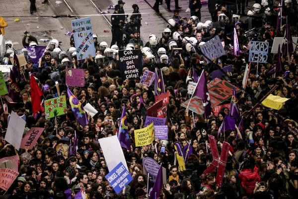 Taksim'de kadınların gece yürüyüşüne polisten sert müdahale - Resim: 6