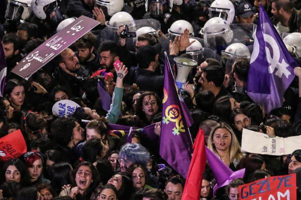 Taksim'de kadınların gece yürüyüşüne polisten sert müdahale - Resim: 4