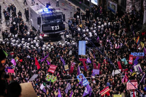 Taksim'de kadınların gece yürüyüşüne polisten sert müdahale - Resim: 7
