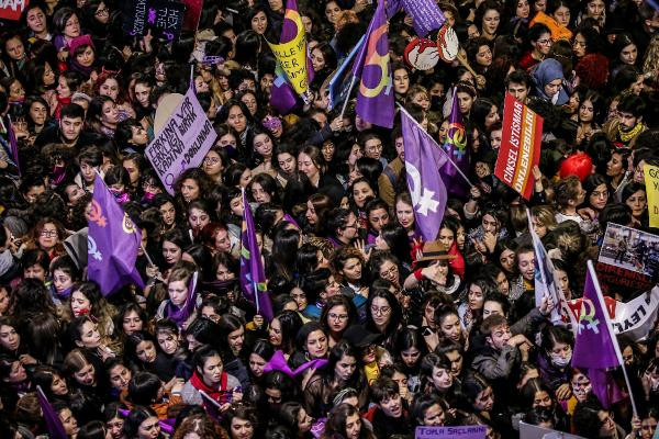 Taksim'de kadınların gece yürüyüşüne polisten sert müdahale - Resim: 8