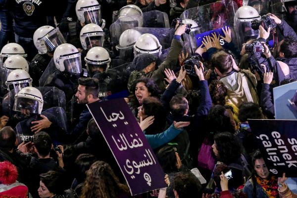 Taksim'de kadınların gece yürüyüşüne polisten sert müdahale - Resim: 1