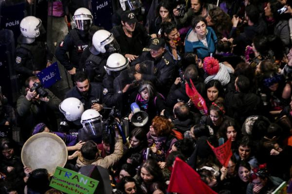 Taksim'de kadınların gece yürüyüşüne polisten sert müdahale - Resim: 9