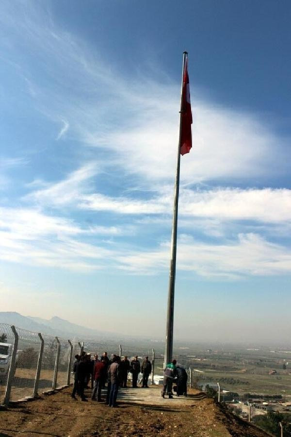 Hainlerin PKK yazdığı o tepeye dev Türk bayrağı dikildi - Resim: 3
