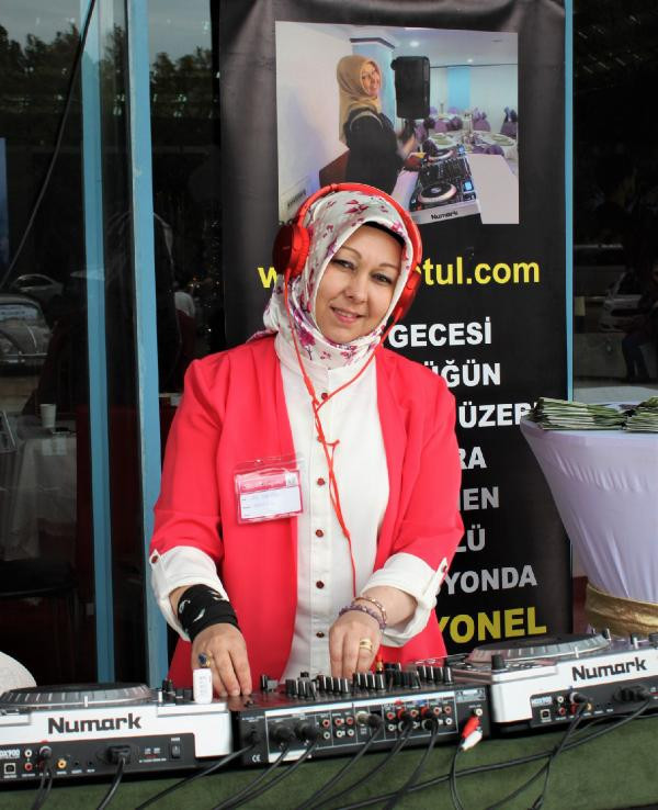 Türbanlı DJ Betül, muhafazakar kadın eğlencelerinin aranan yüzü oldu - Resim: 1