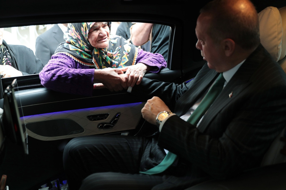 Erdoğan ile yaşlı teyzenin gülümseten sohbeti - Resim: 1