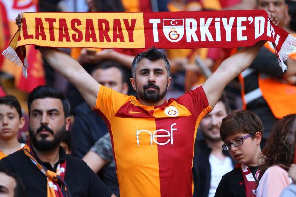 Galatasaray taraftarı TFF'yi protesto etti, A Spor yayını kesip reklama gitti - Resim: 6
