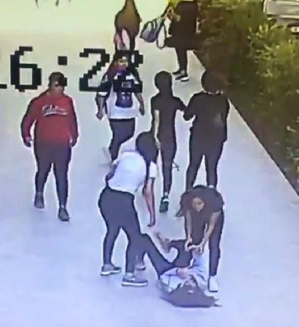 İzmir'de liseli kızların kavgası: 5 kızdan tekme tokat dayak - Resim: 1
