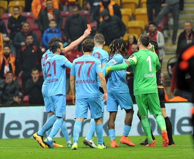 Trabzonsporlu Salih Dursun, hakeme kırmızı kart gösterince.. - Resim: 2