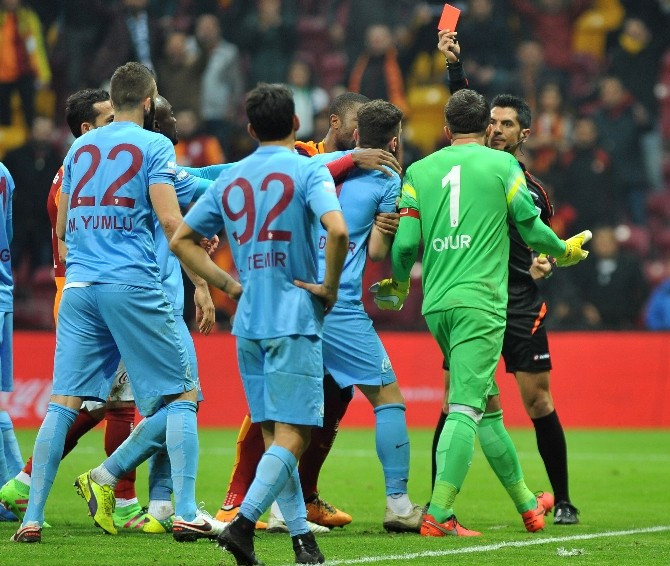 Trabzonsporlu Salih Dursun, hakeme kırmızı kart gösterince.. - Resim: 3