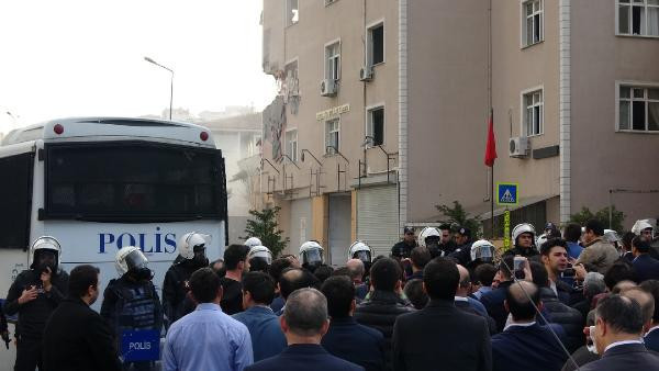 AKP'li belediye tarikat yurdunu yıktı: Tekbirlerle direndiler ama.. - Resim: 1