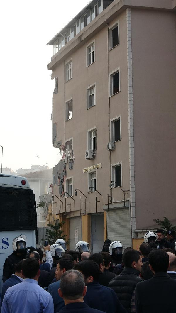 AKP'li belediye tarikat yurdunu yıktı: Tekbirlerle direndiler ama.. - Resim: 2