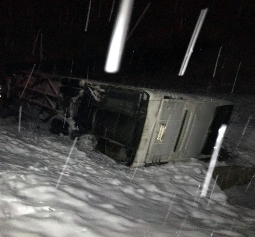 Erzincan’da yolcu otobüsü devrildi: Çok sayıda yaralı var - Resim: 1