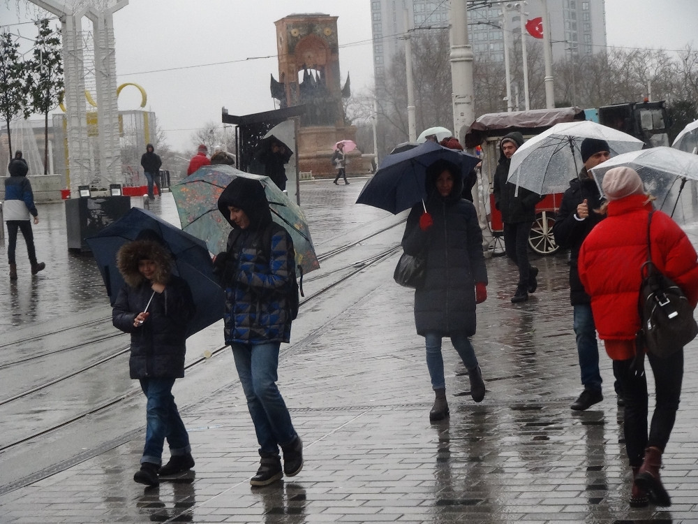 İstanbul'da yağmur ve rüzgar vatandaşlara zor anlar yaşattı - Resim: 1