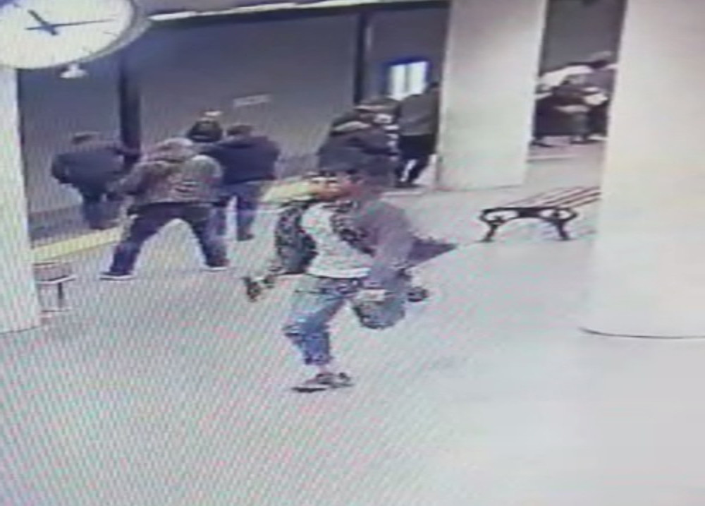 Metroda polisin silahını alıp dehşet saçtı: İşte o an - Resim: 1