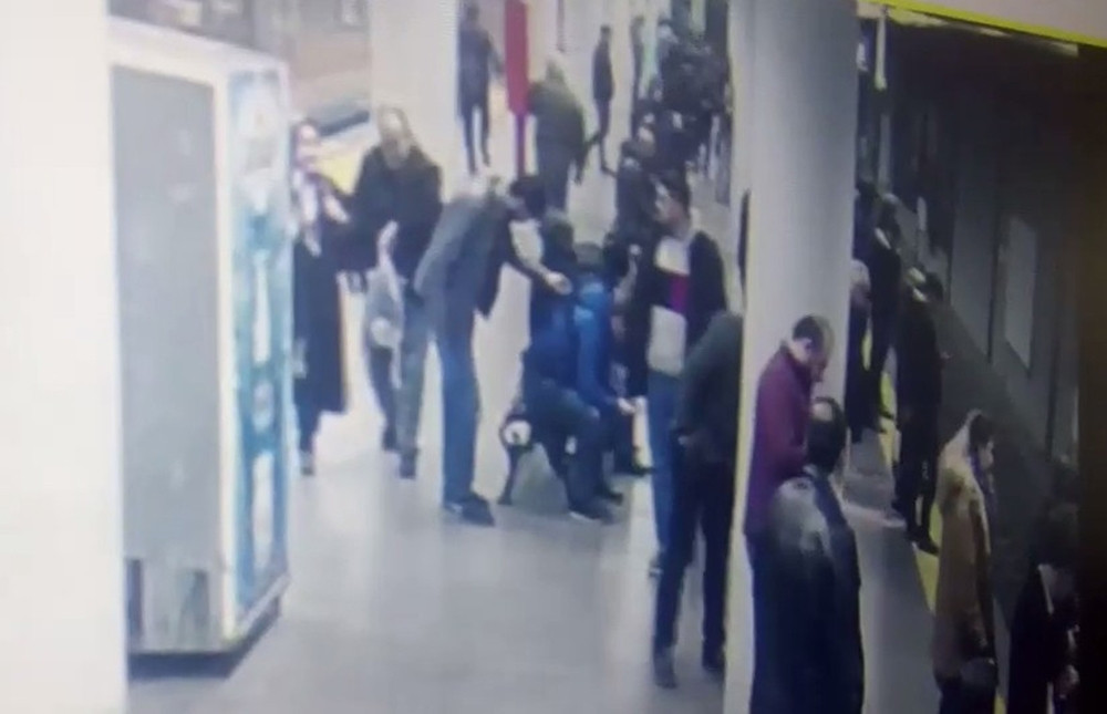 Metroda polisin silahını alıp dehşet saçtı: İşte o an - Resim: 2