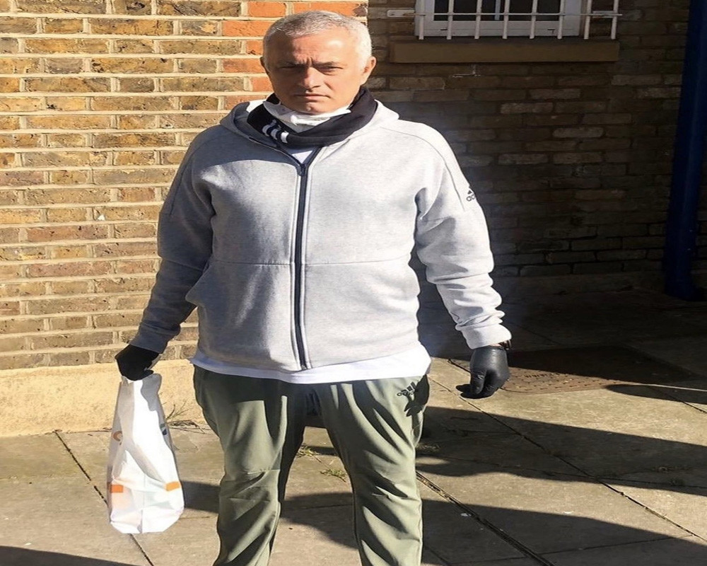 Jose Mourinho kimsesizlerin yardımına koşuyor - Resim: 1
