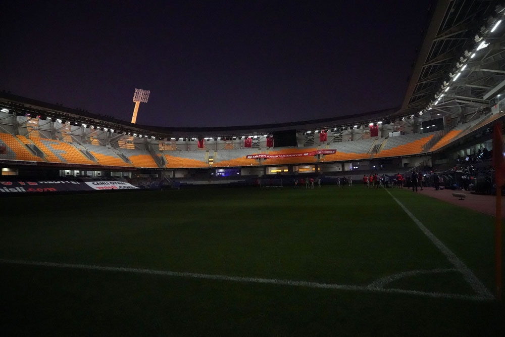 Başakşehir'in şampiyonluk maçında stadyum elektrikleri gitti - Resim: 1