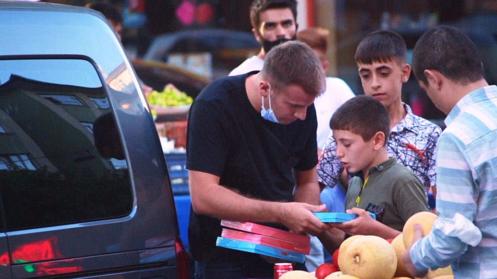 Diyarbakır'da simit ve kavun satan çocuklarla duygulandıran sosyal deney - Resim: 1