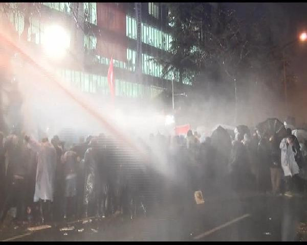 Polis, Zaman Gazetesi önündeki kalabalığa müdahale etti - Resim: 1
