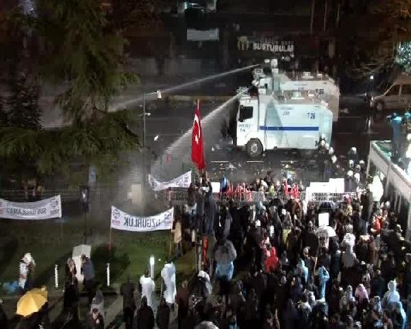 Polis, Zaman Gazetesi önündeki kalabalığa müdahale etti - Resim: 3