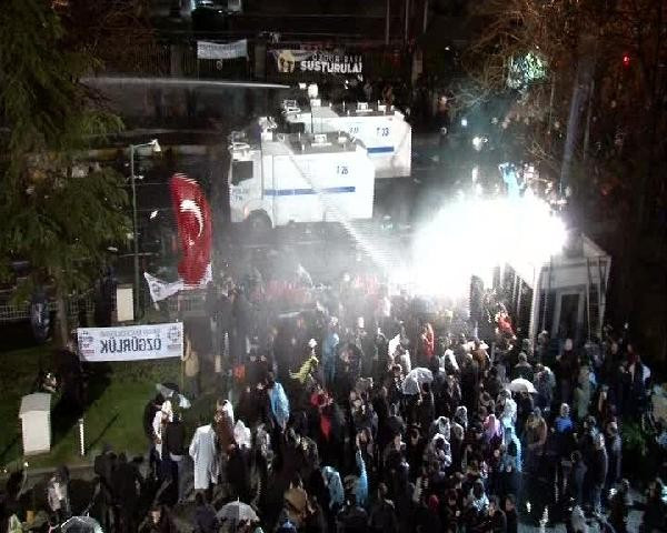 Polis, Zaman Gazetesi önündeki kalabalığa müdahale etti - Resim: 4