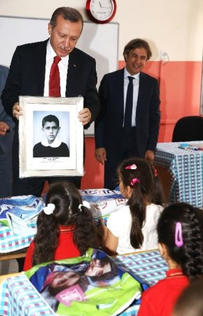 Erdoğan’a siyah önlüklü fotoğrafı hediye edildi - Resim: 1