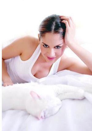 Hande Soral ve Ekin Türkmen sigara yasağını deldi - Resim: 2